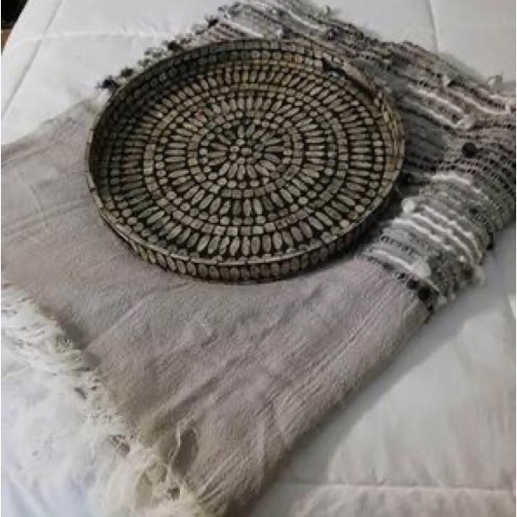 Throw blanket and decorative plate - Picture 1 of 5